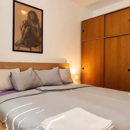 Port Apartment *